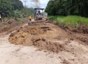 Pemerintah Desa, Pengusaha, Masyarakat, dan Pemuda Desa Kadur Gelar Gotong Royong Perbaikan Jalan Rusak