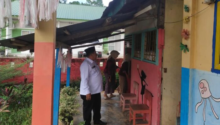 Ketua DPRD Inhu Rehabilitasi Ruang Guru TK Islam Sempena Hari Guru dan HUT Partai Nasdem