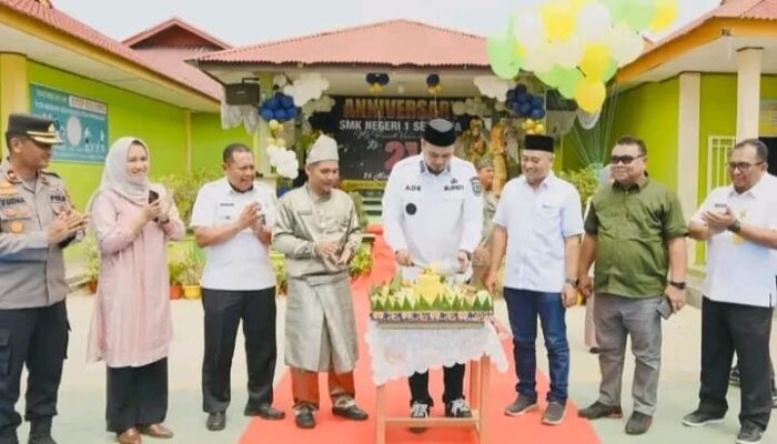 Potong Tumpeng Di HUT ke-21 SMK N 1 Seberida, Bupati Ade Agus Hartanto Ajak Siswa Bersiap Jadi Generasi Emas 2045