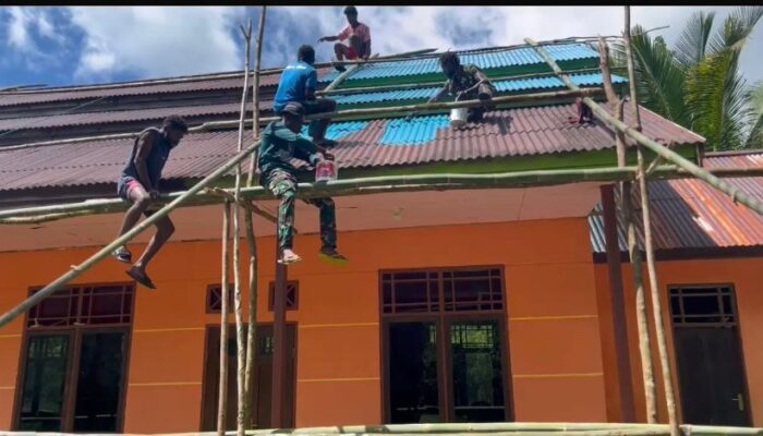 Jaga Kenyamanan Saat Beribadah, Satgas Yonif 763/SBA Bersama Masyarakat Laksanakan Karya Bhakti di Lingkungan Gereja