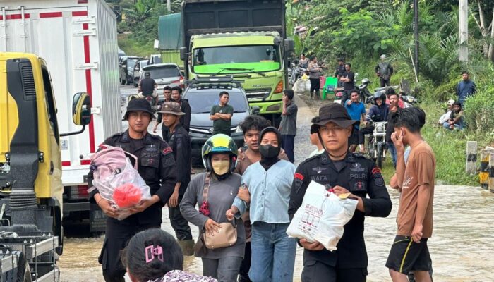 Brimob Polda Riau Sigap Amankan Jalur Lintas Sumatera yang Tergenang Banjir