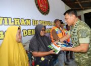 Kogabwilhan III Serahkan Bantuan 100 Sak Beras dan 100 Life Vest untuk Nelayan Sidangoli Dehe