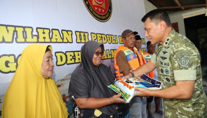 Kogabwilhan III Serahkan Bantuan 100 Sak Beras dan 100 Life Vest untuk Nelayan Sidangoli Dehe