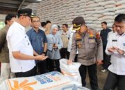 Jaga Stabilitas Pangan dan Antisipasi Banjir Jelang Nataru, Polresta Pekanbaru Sidak Bahan Pokok dan Cek Gorong-gorong