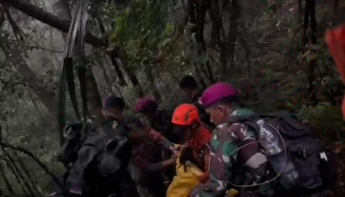 Gerak Cepat, Prajurit TNI AL dan Tim SAR Gabungan Berhasil Evakuasi Korban Kecelakaan Pesawat ATR 42-500