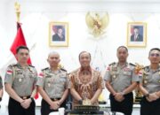 Lewat Buku, Wakapolri Titipkan Misi Pemberantasan TPPA–PPO pada 5 Calon Atase dan Staf Teknis Polri