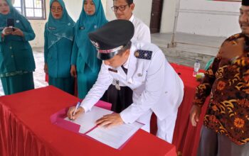 Kades Bukit Lembah Subur Lantik 2 Perangkat Desa