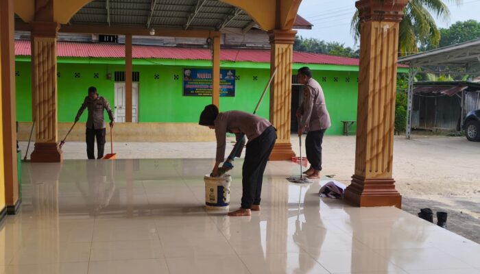Bersih-Bersih Rumah Ibadah di Bulan Suci Ramadhan, Polres Rohil Sasar Masjid Baiturrahim Cempedak Rahuk 