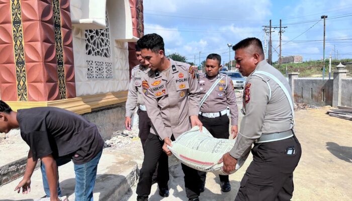 Jemput Berkah Ramadhan, Kapolres Rohil Beri Bahan Bangunan dan Alat Kebersihan ke Masjid 