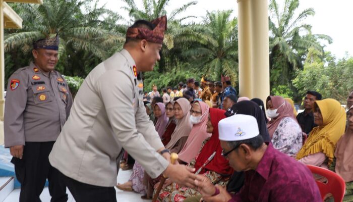 Program Peduli Kaum Dhuafa Ramadhan, Kapolres Rohil Bagikan Paket Sembako di Simpang Kanan 