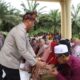 Program Peduli Kaum Dhuafa Ramadhan, Kapolres Rohil Bagikan Paket Sembako di Simpang Kanan 