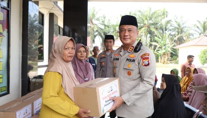 Program Peduli Dhuafa Ramadhan, Kapolres Rohil Bagikan Sembako di TPTM 