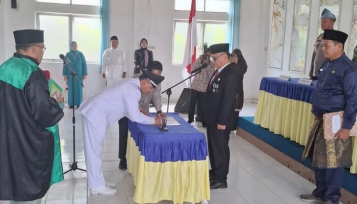 Bupati Rohil Resmi Lantik H Adrizam Jabat Datuk Penghulu Rantau Bais Pengganti Antar Waktu 