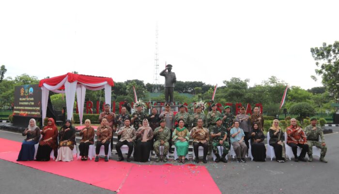 Pangdivif 2 Kostrad Resmikan Patung H.M. Soeharto di Brigif 6/TSB