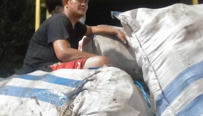 Inspiratif, Bhabinkamtibmas di Inhu Ini Pilih Jadi Pemuat Barang Butut untuk Cukupi Kebutuhan