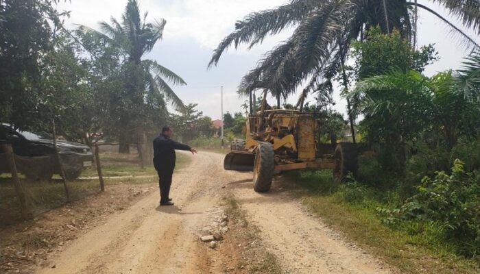 Ketua DPRD Inhu Benahi Jalan Rusak Sepanjang 4 Km, Bukti Loyalitas ke Masyarakat