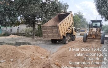 Pemdes Titian Resak dan Ketua DPRD Inhu Perbaiki Jalan Rusak Jelang Idul Fitri