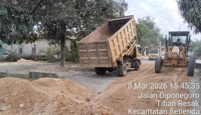 Pemdes Titian Resak dan Ketua DPRD Inhu Perbaiki Jalan Rusak Jelang Idul Fitri
