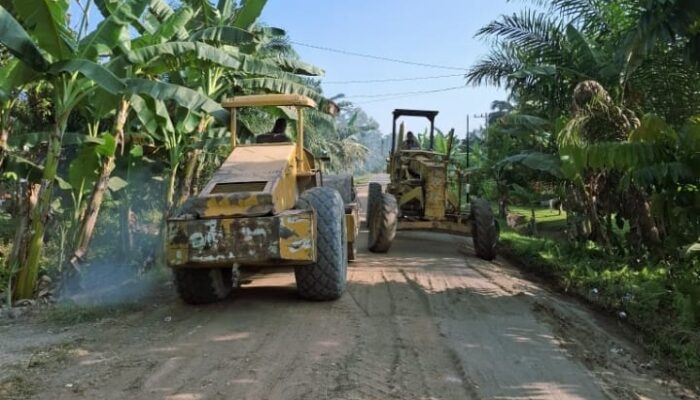 Ketua DPRD Inhu Perbaiki Jalan Desa Pekanheran – Rantau Bakung Secara Mandiri, Menyambut Hari Jadi Ke-70 Inhu 