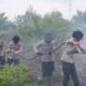 Dalam Suasana Puasa Ramadhan, Polres Rohil Berjibaku Padamkan Api 
