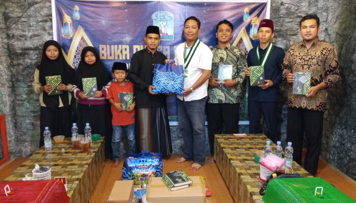 PW KAMMI Riau Salurkan Al-Qur’an dan Sembako ke TPQ Malika, Sekaligus Buka Puasa Bersama Kader KAMMI Rokan Hulu