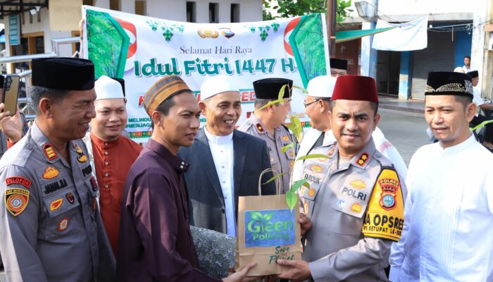 Semangat Idul Fitri dan Hari Hutan Sedunia, Polres Inhil Bagikan Bibit Pohon kepada Warga Tembilahan