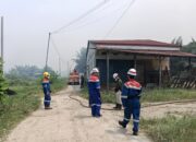 Siaga Lebaran, Tim Pemadam Kebakaran PHR Ikut Terjun Padamkan Karhutla di Dumai