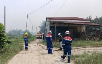 Siaga Lebaran, Tim Pemadam Kebakaran PHR Ikut Terjun Padamkan Karhutla di Dumai