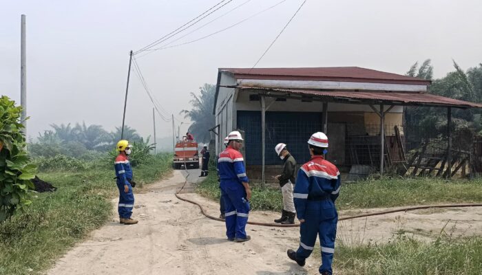 Siaga Lebaran, Tim Pemadam Kebakaran PHR Ikut Terjun Padamkan Karhutla di Dumai