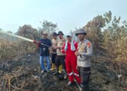 Masyarakat Bersamai Polsek TPTM Padamkan Karhutla di Perbatasan Rohil – Dumai 