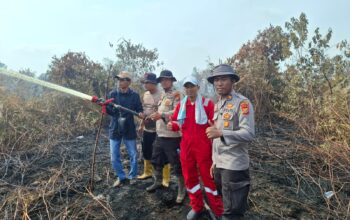 Masyarakat Bersamai Polsek TPTM Padamkan Karhutla di Perbatasan Rohil – Dumai 