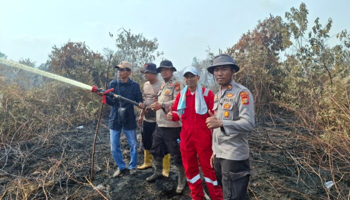 Masyarakat Bersamai Polsek TPTM Padamkan Karhutla di Perbatasan Rohil – Dumai 
