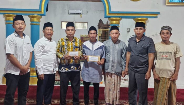 PMKS PT Cakra Alam Sejati Salurkan Bantuan Sosial ke Anak Yatim Piatu dan Rumah Ibadah di desa Sorek Dua dan desa Dundangan