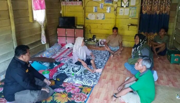 Buka Jembatan Rantau Langsat, Ketua DPRD Inhu Sabtu P. Sinurat Sambangi Warga Sakit