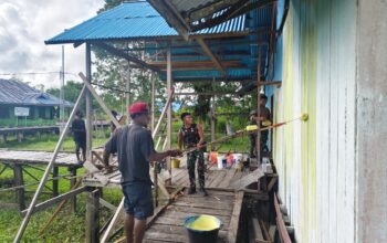 Satgas Yonif 123/Rajawali Pos Suator Bersama Masyarakat Gelar Aksi Bersih Gereja Sambut Kenaikan Isa Almasih