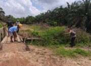 Kapolsek Bagan Sinembah Cek Progres Pembangunan Jembatan Merah Putih Presisi di Bahtera Makmur Kota