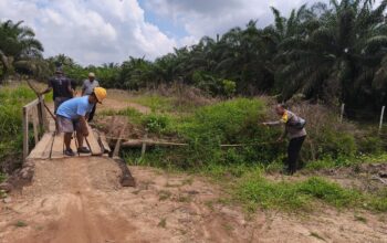 Kapolsek Bagan Sinembah Cek Progres Pembangunan Jembatan Merah Putih Presisi di Bahtera Makmur Kota