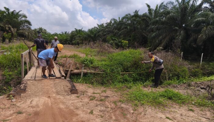 Kapolsek Bagan Sinembah Cek Progres Pembangunan Jembatan Merah Putih Presisi di Bahtera Makmur Kota