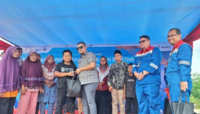 Wujud Syukur, PHR Santuni 50 Dhuafa dan Tuntaskan Solusi Banjir serta Jalan Rusak di South Bekasap Duri