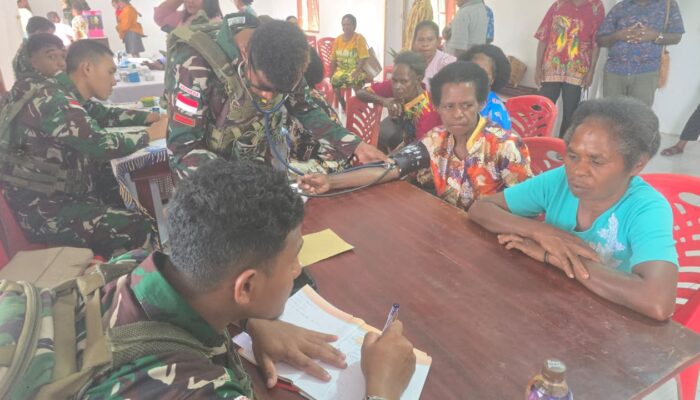 Satgas Pamtas RI-PNG Kewilayahan Yonif 763/SBA Laksanakan Bakti Kesehatan di Kampung Kumurkek