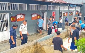 Terapkan Perilaku Hidup Sehat, Warga Binaan Rutan Rengat Gotong Royong Bersama