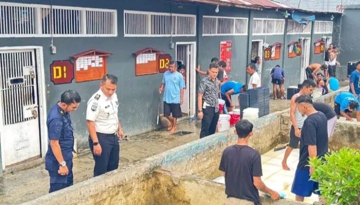 Terapkan Perilaku Hidup Sehat, Warga Binaan Rutan Rengat Gotong Royong Bersama