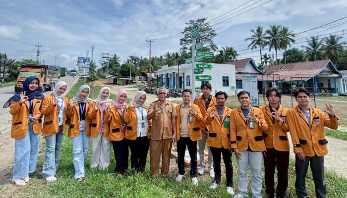KKN ITB Indragiri dan Karang Taruna Desa Lambang Sari Pasang Penunjuk Arah, Bantu Tingkatkan Kualitas Desa