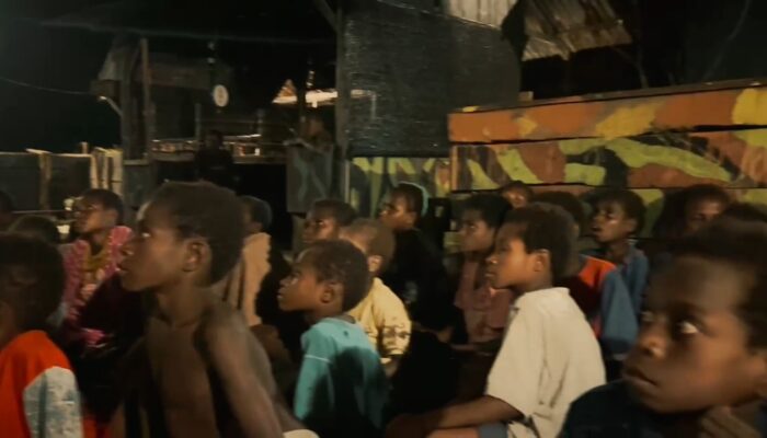 Bangun Kedekatan dengan Gen Z di Perbatasan, Satgas Yonif 123/Rajawali Gelar Nobar