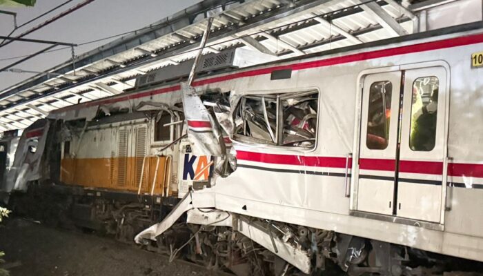 Breaking news: KA Argo Bromo Anggrek Tabrakan dengan KRL di Stasiun Bekasi Timur