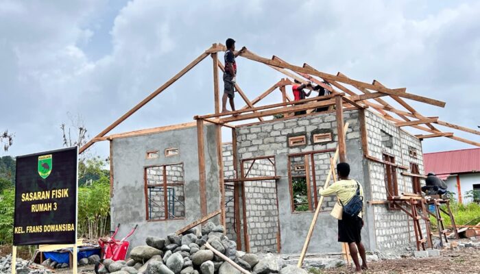 Progres RTLH TMMD ke 128 Kodim 1801/Manokwari Kian Melesat, Satgas dan Warga Pasang Kuda-kuda Atap