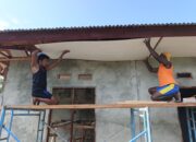 Pengerjaan Plafon RTLH Mulai Dikerjakan, Satgas TMMD Ke-128 Kodim 1801/Manokwari Tingkatkan Kualitas Rumah Warga