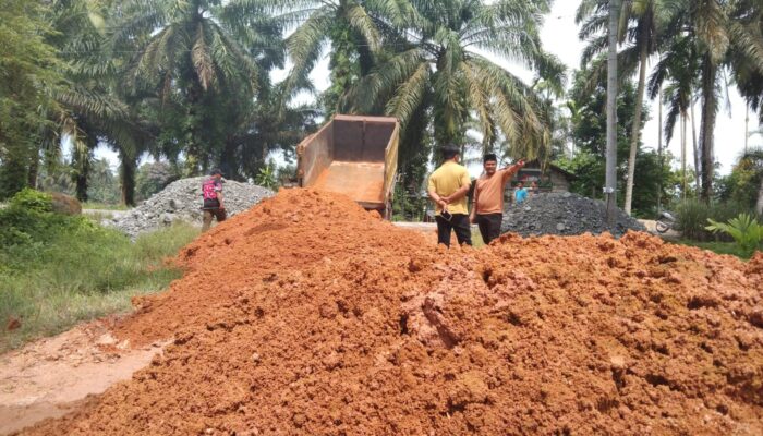 Tak Tunggu APBD, Ketua DPRD Inhu Benahi Jalan Rusak di Petalongan Pakai Uang Sendiri