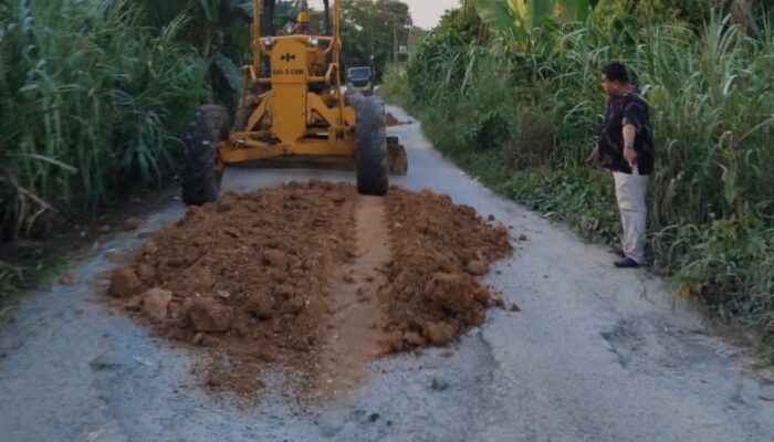 Respon Cepat Keluhan Warga, Ketua DPRD Inhu Perbaiki Jalan Trio Amanah Pakai Dana Pribadi