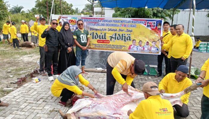 Iduladha Penuh Kebersamaan, PWMOI Riau dan DNT Tour and Travel Sembelih 4 Ekor Sapi